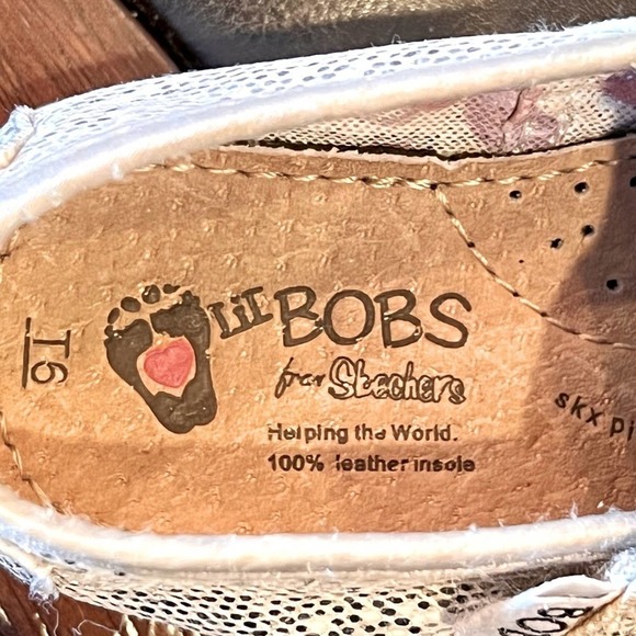 Bobs toddler girl size 6 shoes in silver sequins. Adjustable closure. - Picture 5 of 6